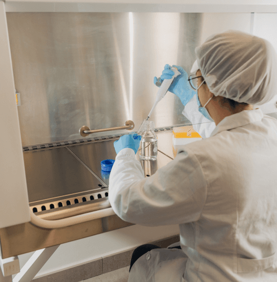 Análisis de laboratorio en cabina de flujo, control de calidad de Surpan